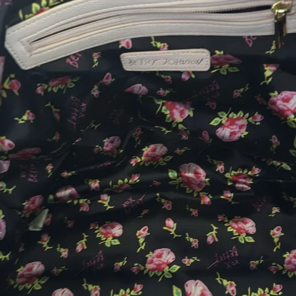 NWOT Betsy Johnson duffle bag. - Picture 3 of 4